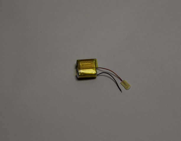 适用于TWS耳塞和蓝牙耳机的多种电池的照片。图片下载