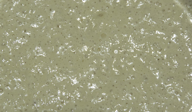 自制甜点准备的照片，海绵蛋糕面糊在容器中，准备烘焙。图片下载