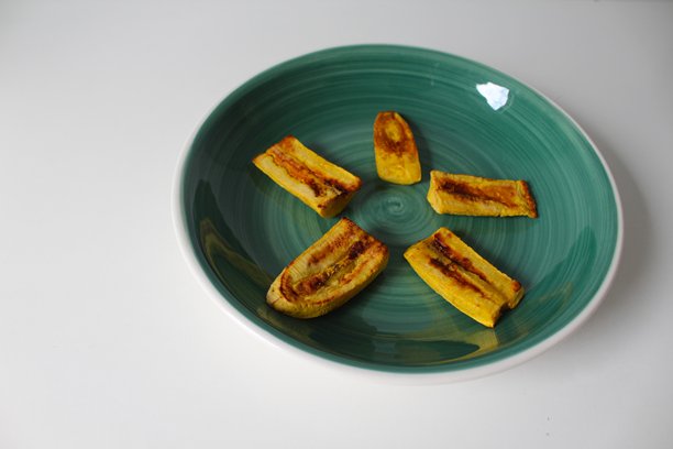 炸香蕉片的照片。白色背景，俯视图，有文本空间。图片下载