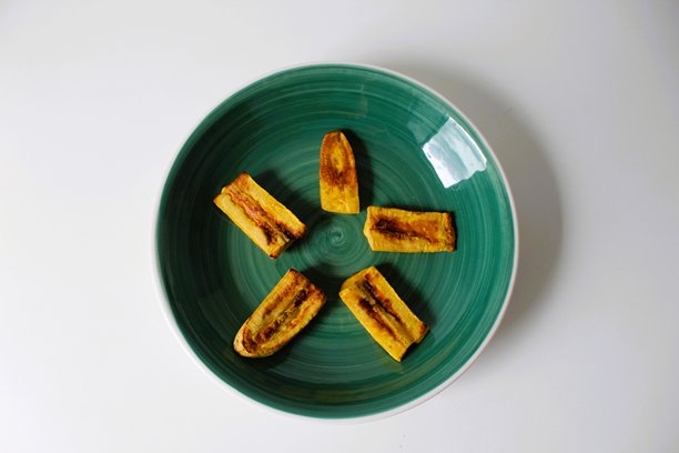 横向照片，展示炸熟的香蕉片。白色背景，俯视图，留有文字空间。图片下载