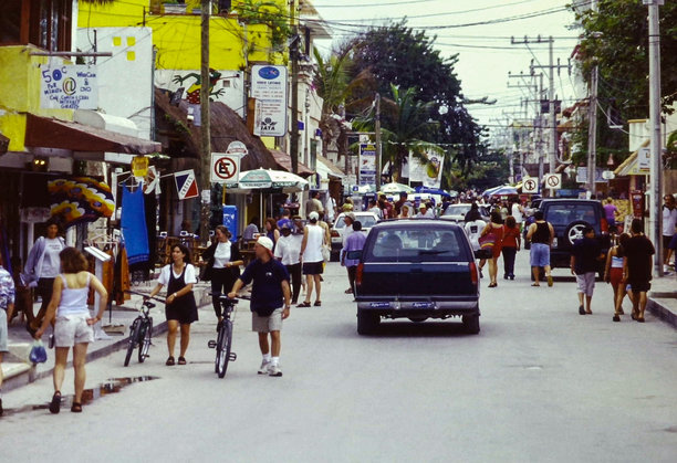 墨西哥里维埃拉玛雅的卡门海滩照片。该图像捕捉了这个海滨小镇的生动氛围，展现了海滩风光、城市生活和热带环境。图片下载