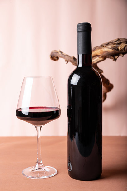 红酒瓶和酒杯，背景为老旧木材的简约构图。适合产品品牌、形象和包装的轻背景。图片下载