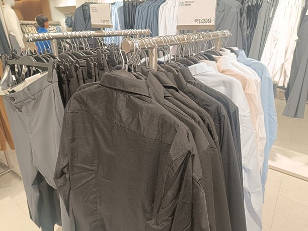 印度诺伊达 - 购物中心内的服装店，2025年8月24日的服装图片图片下载