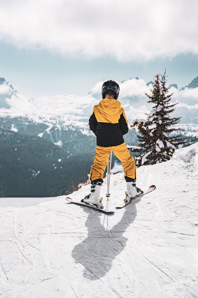 在维戈山顶滑雪的男孩照片图片下载