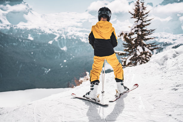 在维戈山顶滑雪的男孩照片图片下载