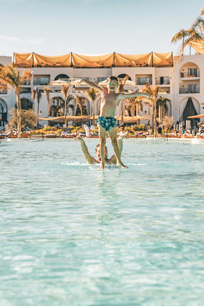 埃及赫尔格达父子在泳池中玩耍的照片图片下载