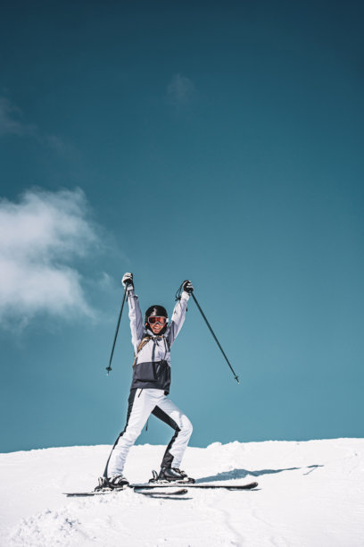 意大利滑雪的快乐女性照片图片下载