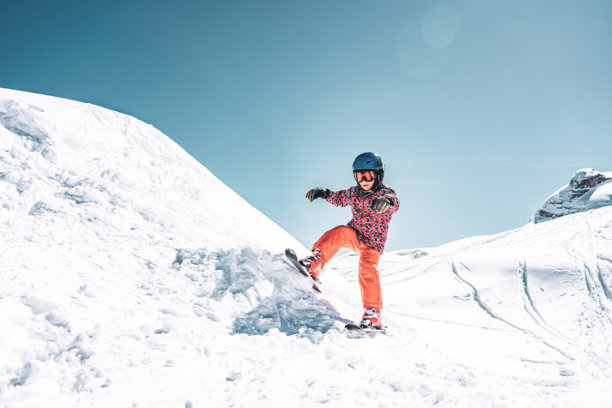 在格罗斯特滑雪的男孩跳跃的照片图片下载