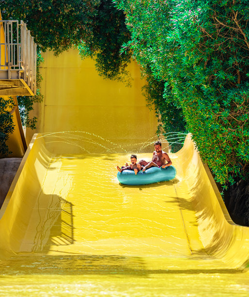 埃及赫尔格达的父亲与儿子在水滑梯上的照片图片下载