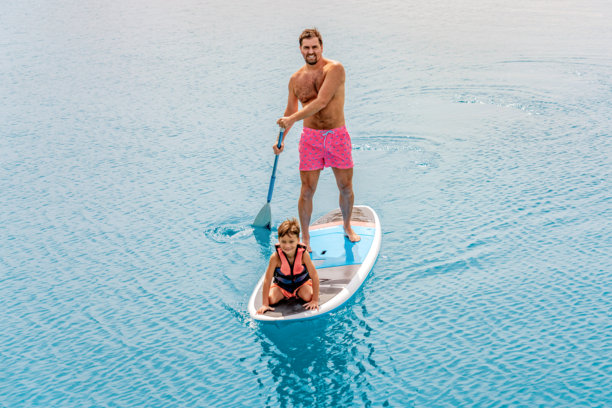 埃及赫尔格达的照片：父亲与儿子们在立式划水板上图片下载