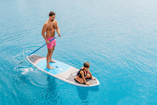 埃及赫尔格达的照片，父亲与儿子们在立式划水板上。图片下载