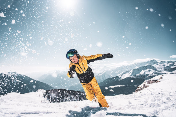 在斯皮纳莱雪地上跳跃玩耍的男孩照片图片下载