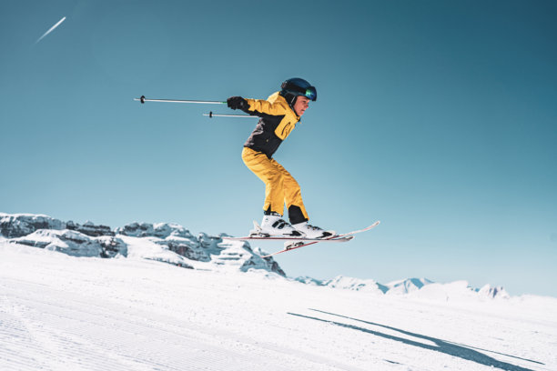 在格罗斯特滑雪的男孩跳跃的照片图片下载