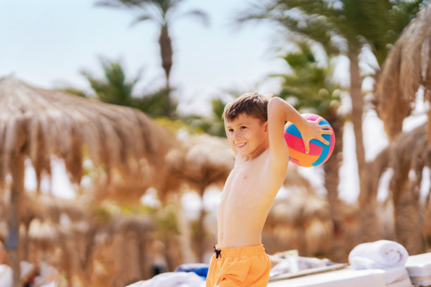 埃及赫尔格达的照片，男孩在海滩上玩得很开心图片下载