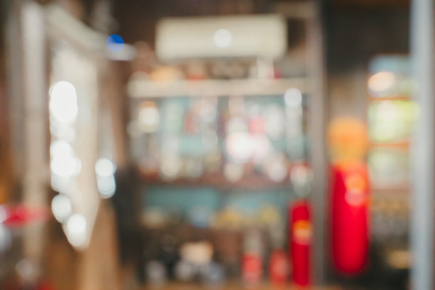 一张模糊的房间照片，背景有一个红色灭火器和一个书架。图片下载