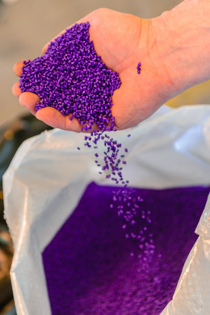 五颜六色的聚合物母料颗粒手工倒出，孤立在白色背景上，用于横幅设计、产品简介照片、目录和工业塑料公司的展示。图片下载
