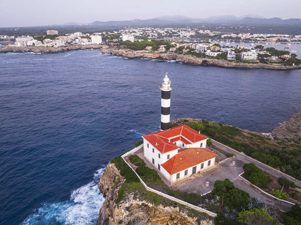 马洛卡，西班牙，黎明时分的波尔图科隆灯塔，航拍照片图片下载