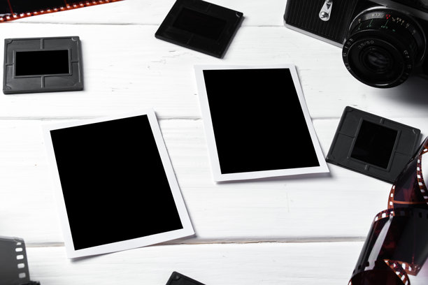 复古老相机和照片放在白色木质背景上图片下载