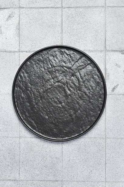 灰色背景上的黑色石板。竖版照片。俯视图。特写。图片下载