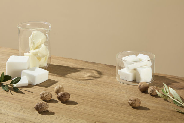 生乳油和乳木果坚果放置在木质表面，柔和的阴影。适合护肤概念照片的宁静自然氛围。留有产品展示空间。图片下载