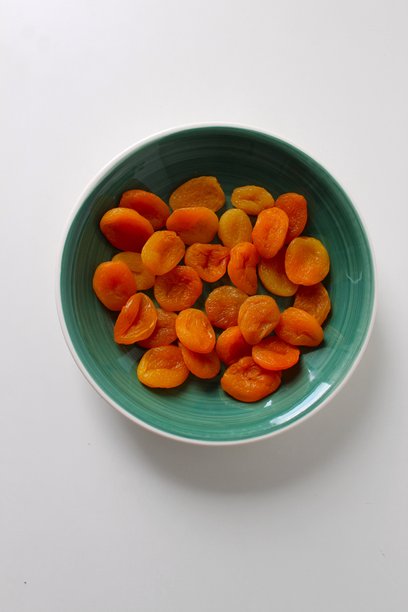 白色背景上美味杏子的垂直照片，俯视图，留有空白。干果图片下载