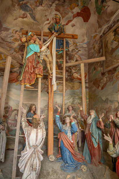 意大利北部瓦拉洛镇的瓦拉洛圣山。该地区包括一座大教堂和45座小教堂，里面有雕像展示基督的生平。这张照片展示了十字架下来的小教堂。图片下载