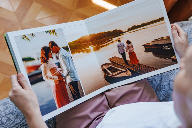 女人正在翻阅一本怀孕摄影集的照片书。图片下载