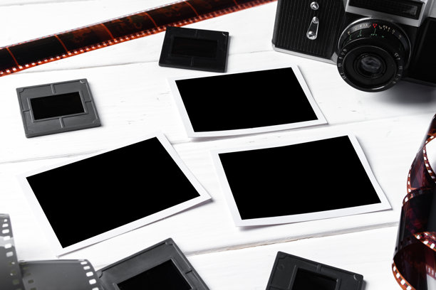 复古老相机和照片放在白色木质背景上图片下载