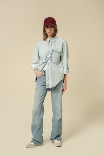 一系列女性穿着现代休闲服装的工作室照片，蓝色牛仔裤，白色背心，牛仔外套，红色棒球帽。图片下载