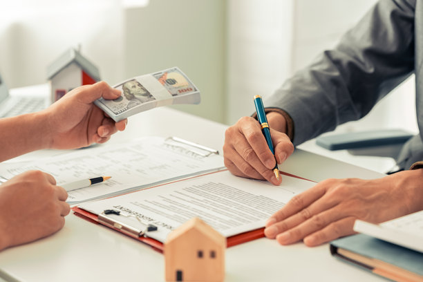 房地产经纪人向客户展示房屋设计图。经纪人在与感兴趣的客户会面，讨论细节并提供投资机会。特写照片。图片下载