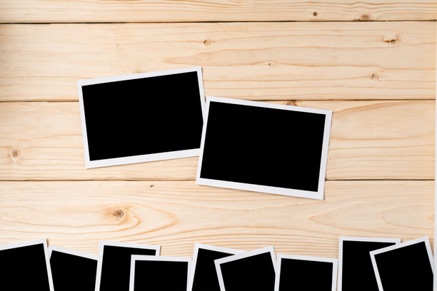 木质背景上的空白相框，适合放置您的照片图片下载