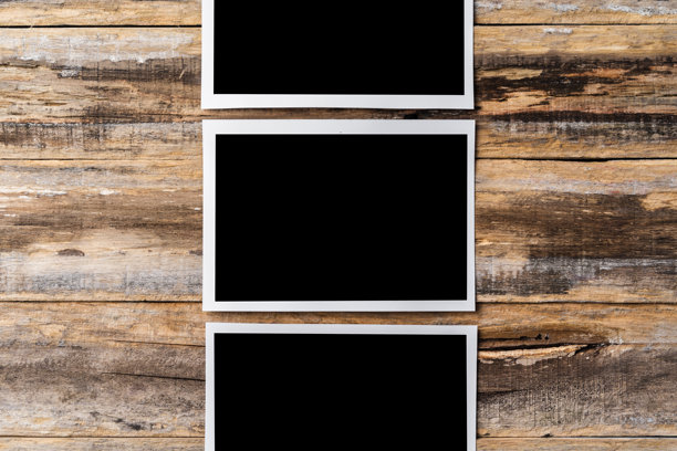 木质背景上的空白相框，适合放置您的照片图片下载