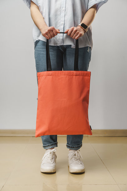 裁剪后的图片，女人在工作室里手持彩色购物袋图片下载