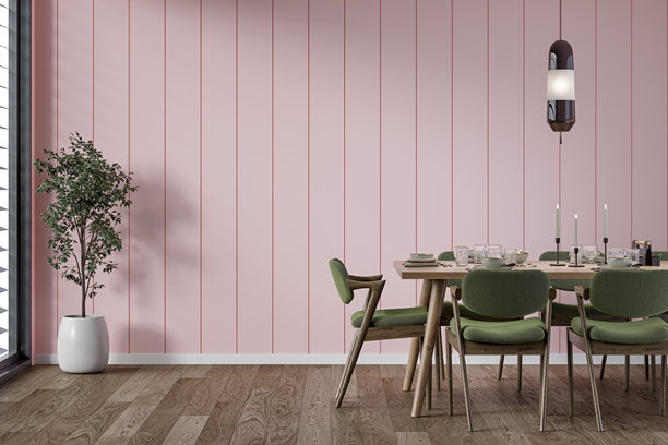 一个现代但复古的餐厅，桌子和椅子齐全，位于粉色木板墙前，窗边有一盆植物，家具呈现70年代复古风格。图片下载