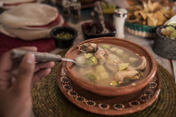 视角照片：来自墨西哥萨卡特卡斯州的典型菜肴——鼠肉汤，配有切碎的蔬菜和整只田鼠，盛放在陶土碗中。图片下载