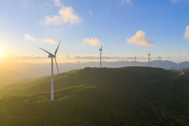 早晨山顶云雾中的风力发电机的航拍照片图片下载