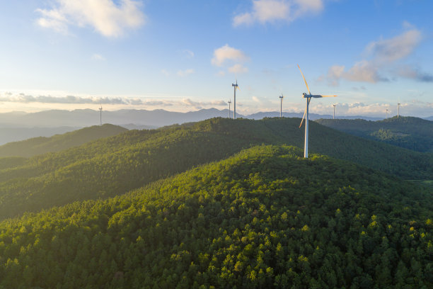 早晨山顶云雾中的风力发电机的航拍照片图片下载