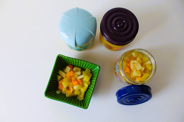 横向照片，展示有机水果果酱的罐子。留白空间。图片下载