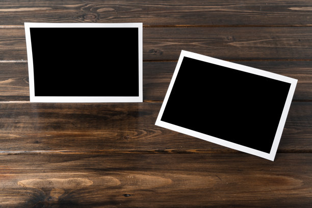 木质背景上的空白相框，适合放置您的照片图片下载