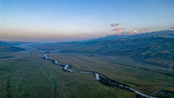 中国新疆伊犁市唐布拉百里画廊风景区的航拍照片图片下载