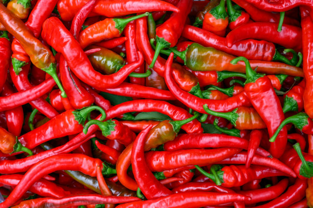 加拿大农贸市场上火红的葡萄牙辣椒的全景照片图片下载