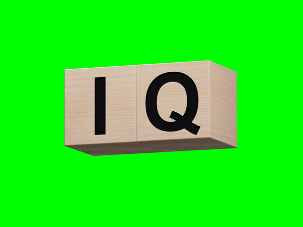 IQ概念。问题和答案的缩写，或测试人员或质量工程师的工作。木块特写，商业概念。绿色屏幕上的3D渲染，适合视频素材和剪辑路径。图片下载