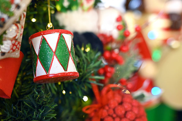 圣诞装饰 圣诞老人 花朵 雪 礼物 模糊区域 假日礼物 图片排列 圣诞树图片下载