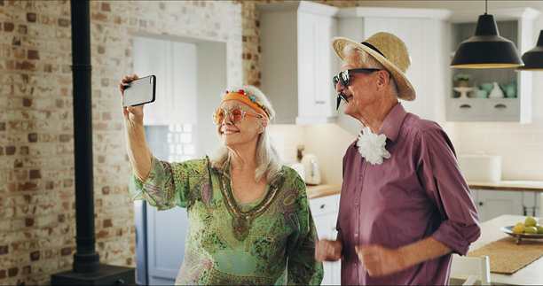 复古的老年夫妇在家自拍，快乐的社交媒体回忆，爱情或个人资料照片。摄影，老年男性与老年女性在厨房中的复古风格，退休或婚姻承诺。图片下载