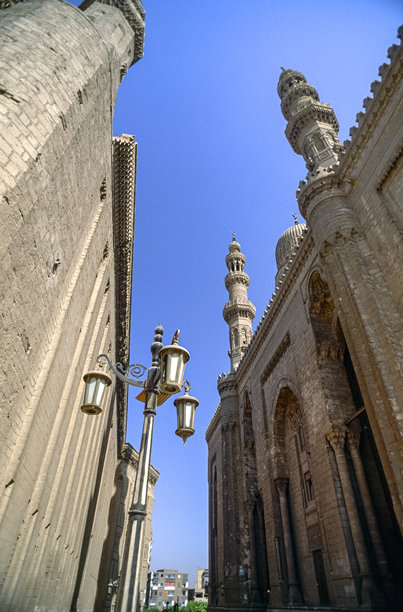 扫描的历史彩色照片：开罗的里法伊清真寺和苏丹哈桑清真寺之间的仰视图片下载