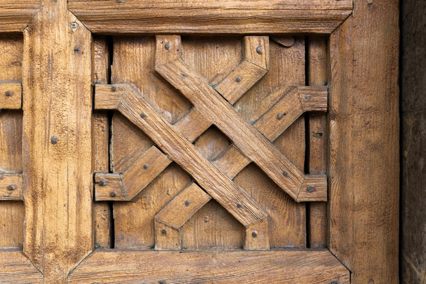 带有装饰性的交叉木板的风化木门面板特写照片图片下载