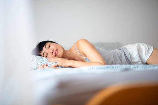 亚洲女性在家中安静地睡觉 - 股票照片图片下载