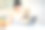 在厨房吃早餐时在家工作的女性 - 股票照片图片下载
