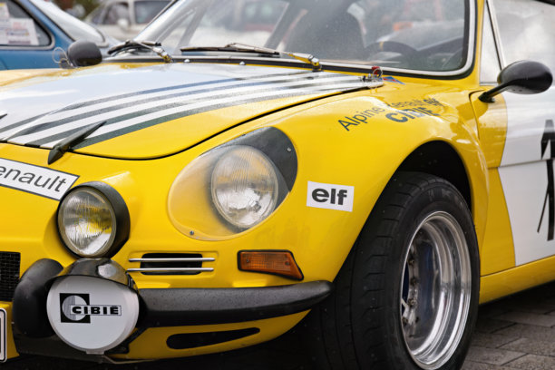 在黑森州布特尔博恩的经典汽车展会上，黄色的雷诺赛车阿尔派A110图片下载