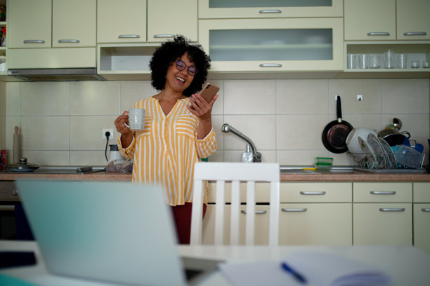 在厨房工作时大笑的女性 - 股票照片图片下载